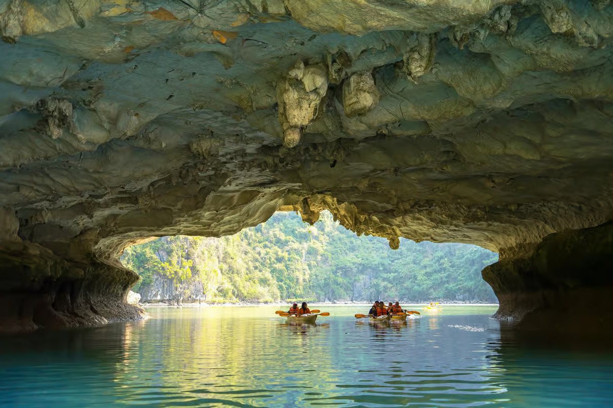 Halong Bucht Tageskreuzfahrt mit Kajak und Mittagessen